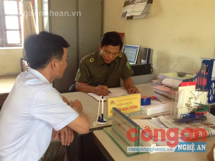 Trưởng Công an xã Nghi Long làm việc với công dân 
