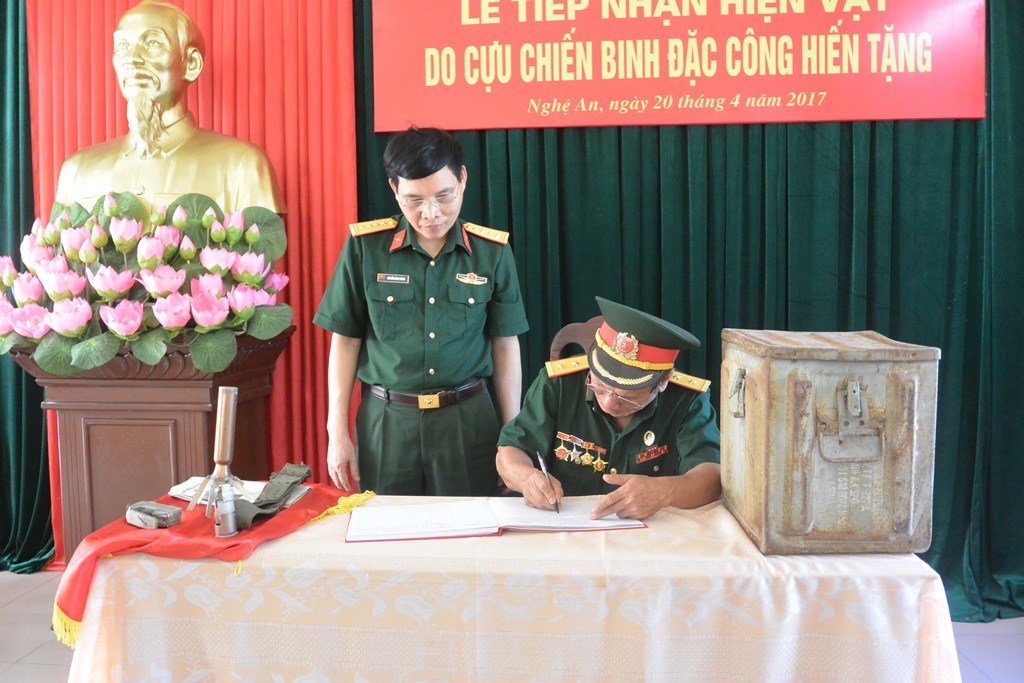 Trung úy đặc công Ngô Văn Hoằng, Trưởng ban liên lạc Cựu chiến binh đặc công thành phố Vinh ghi vào sổ vàng lưu niệm 