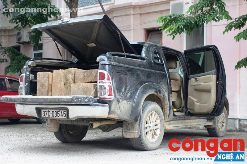 Xe bán tải đục xuyên thùng lên tận cabin để chở gỗ lậu đã bị bắt giữ tại cơ quan điều tra