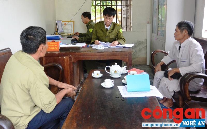  Ban Công an xã Quỳnh Thọ thường xuyên gặp gỡ, tiếp xúc với Hội đồng mục vụ và bà con giáo dân để lắng nghe tâm tư, nguyện vọng chính đáng của bà con (Trong ảnh: Công dân đến làm việc tại Ban Công an xã)