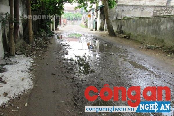 Mặt đường gồ ghề, tiềm ẩn nguy cơ gây tai nạn cho người tham gia giao thông