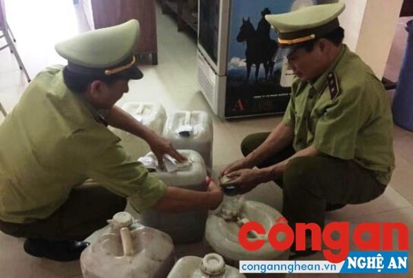  Lực lượng chức năng tiến hành niêm phong số rượu không rõ nguồn gốc