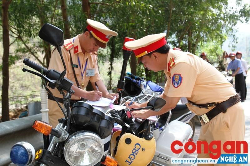 Lực lượng CSGT tổ chức tuần tra lưu động, xử phạt tại chỗ