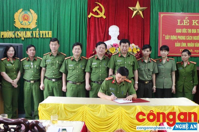 Các đội nghiệp vụ ký kết giao ước thi đua thực hiện cuộc vận động.