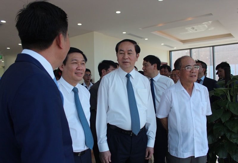 Các đại biểu tham quan Nhà máy xi măng sông Lam.
