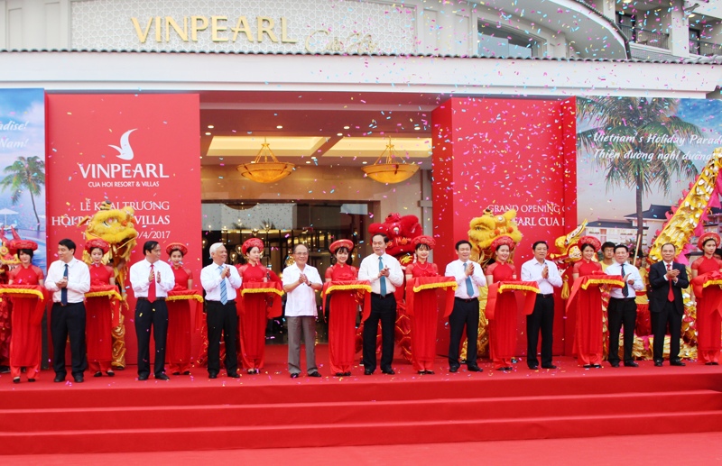 Các đại biểu cắt băng khánh thành Vinpearl Cửa Hội