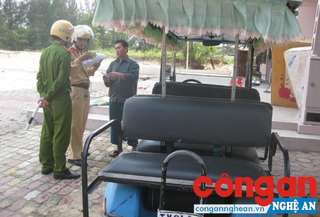 CSGT Công an TX Cửa Lò tăng cường kiểm tra hoạt động xe ôtô điện 4 bánh