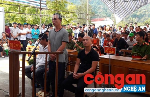Các bị cáo bị đưa ra xét xử tại UBND xã Nam Sơn