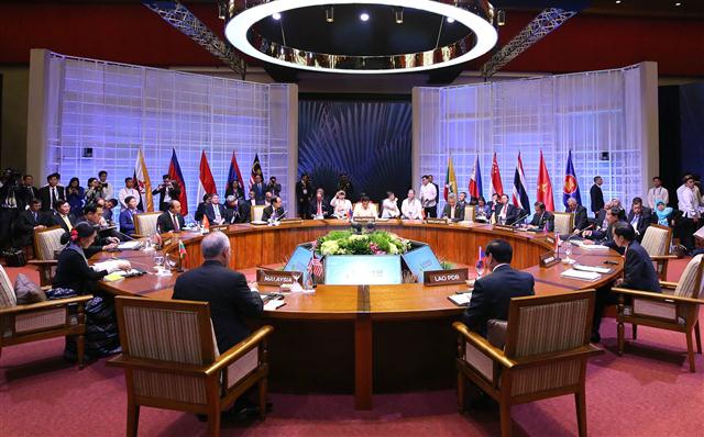 Thủ tướng Nguyễn Xuân Phúc dự phiên họp hẹp, Hội nghị Cấp cao ASEAN lần thứ 30 tại Trung tâm Hội nghị Quốc tế, Thủ đô Manila, Philippines