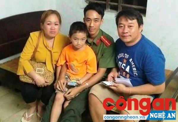 Gia đình cháu bé Vadthana đến đón con và bày tỏ lòng cảm kích đối với CBCS Công an TX Cửa Lò