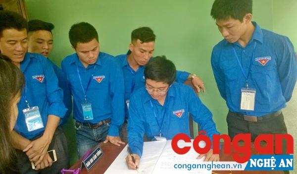 Đại biểu điển hình Thanh niên tôn giáo ghi cảm tưởng tại Phủ Chủ tịch - nơi sinh sống và làm việc của Bác Hồ