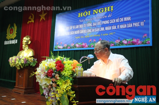 Giáo sư - Tiến sĩ Hoàng Chí Bảo nói chuyện chuyên đề