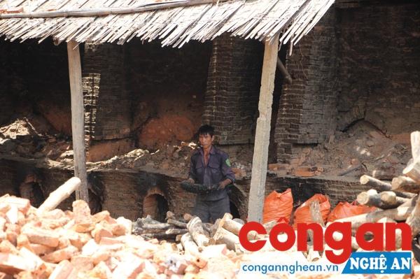 Giữa trưa, 1 công nhân vẫn đang  đảm nhiệm việc đốt lò