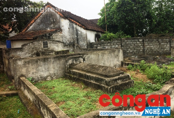 Những ngôi mộ chỉ cách nhà dân vài bước chân