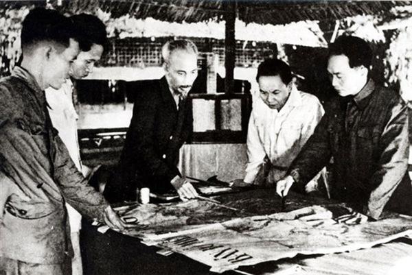Bác Hồ và Bộ Chính trị quyết định chọn Điện Biên Phủ làm điểm quyết chiến chiến lược trong chiến dịch Đông Xuân 1953 - 1954 của cuộc kháng chiến chống Pháp. Ảnh: Bảo tàng Chiến thắng lịch sử Điện Biên Phủ