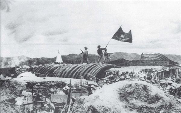 Chiều 7/5/1954, lá cờ 
