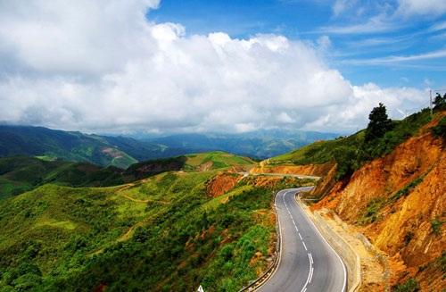 Một cung đường trên đèo Pha Đin nổi tiếng. Ảnh: Cổng TTĐT tỉnh Điện Biên