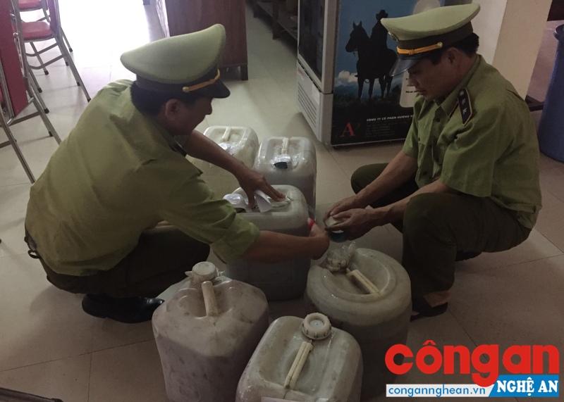 Đội Quản lý thị trường số 9 thu giữ và niêm phong toàn bộ số rượu thu giữ được