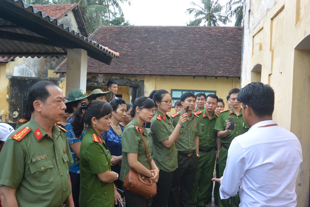 Đoàn tham quan các nhà tù Côn Đảo
