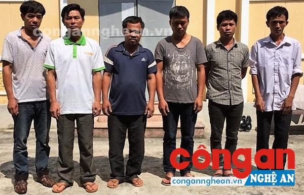 Các đối tượng đánh bạc bị tạm giữ tại Công an huyện
