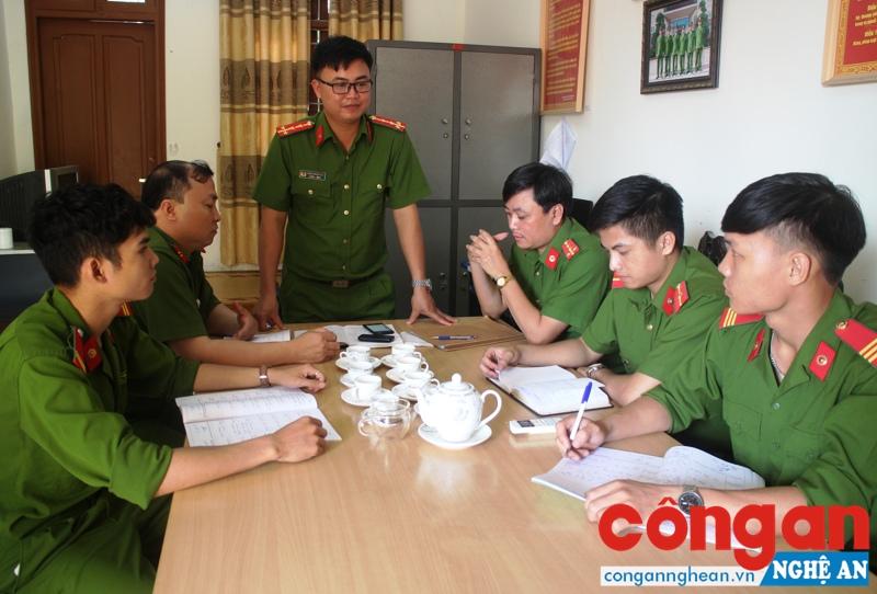 CBCS Đội 4 Phòng Cảnh sát Truy nã tội phạm họp bàn kế hoạch phá án