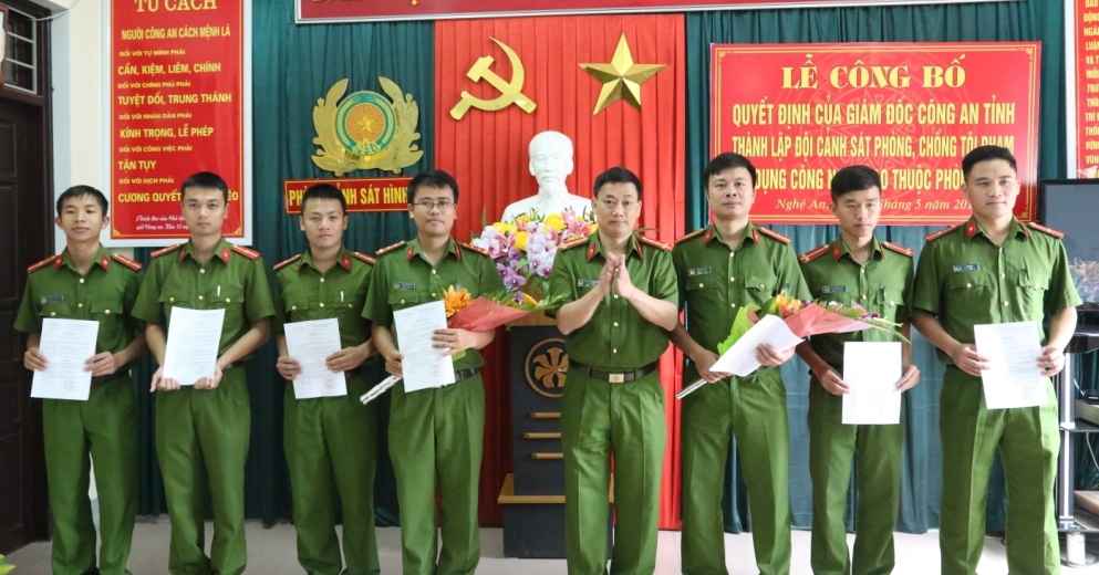 Trao quyết định thành lập và phân công trách nhiệm các thành viên