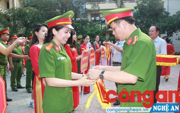 Đại diễn Lãnh đạo Công an TP Vinh lên trao cờ lưu niệm và hoa cho các đội tham dự
