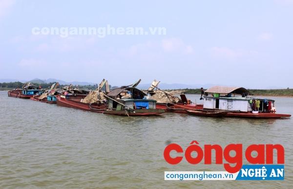 Một số tàu cát vi phạm bị xử lý
