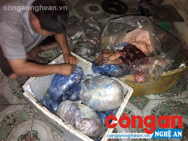 Lực lượng chức năng kiểm tra tang vật thu giữ