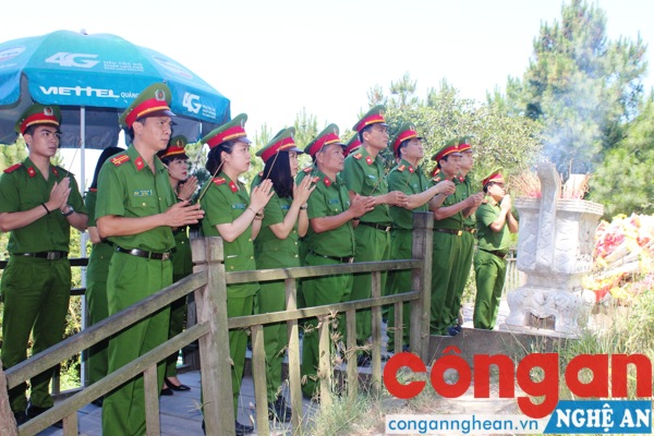 Lãnh đạo và CBCS Phòng Cảnh sát Môi viếng mộ Đại trướng Võ Nguyên Giáp tại Quảng Bình.