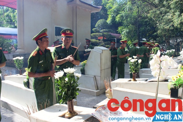 CBCS Phòng Cảnh sát Môi trương dâng hoa tại Đài tưởng niệm 10 nữ TNXP hy sinh