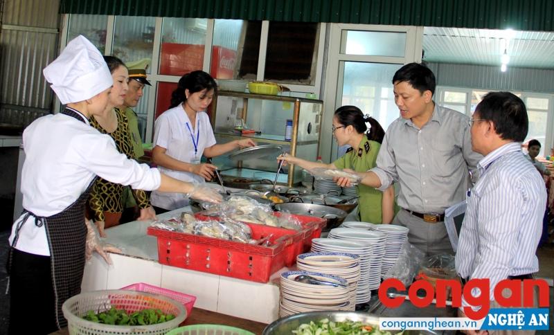 Các cơ quan chức năng xuống các nhà hàng kiểm tra ATVSTP cũng như tuyên truyền, hướng dẫn và nhắc nhở các cơ sở niêm yết giá công khai trước mùa du lịch