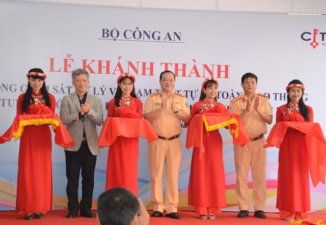 Đại tá Lê Xuân Đức, Phó Cục trưởng Cục CSGT cùng các đại biểu cắt băng khánh thành Hệ thống giám sát và xử lý vi phạm TTATGT trên Quốc lộ 1.