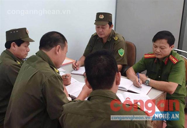 Cán bộ Công an phụ trách xã và Ban Công an xã Tây Hiếu bàn kế hoạch đảm bảo ANTT trên địa bàn