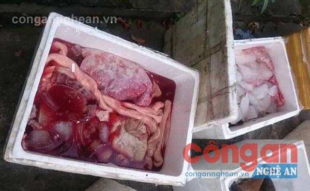 Nội tạng động vật bốc mùi hôi thối được đựng trong các thùng xốp vận chuyển đi tiêu thụ