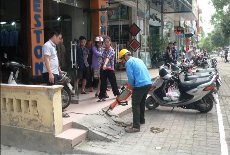 Các lực lượng chức năng làm công tác giải tỏa trên các tuyến đường.