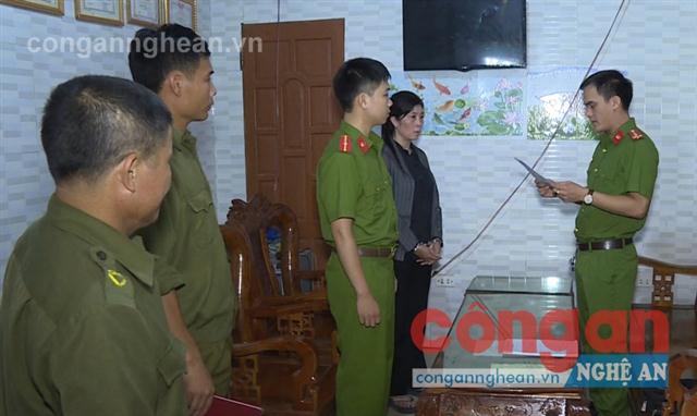 Đọc lệnh bắt và khám xét nhà Đinh Thị Thùy