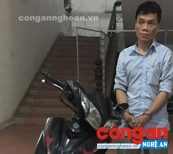Đối tượng Lê Hữu Toàn và tang vật vụ án bị Công an phường Lê Lợi bắt giữ