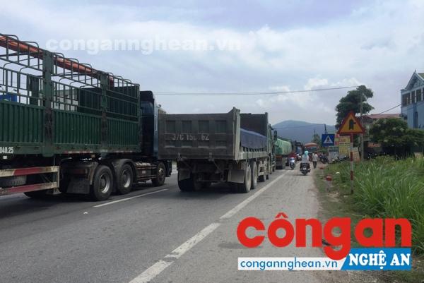 Việc tụ tập đông người chặn Quốc lộ 1A khiến các phương tiện giao thông bị ùn tắc cục bộ