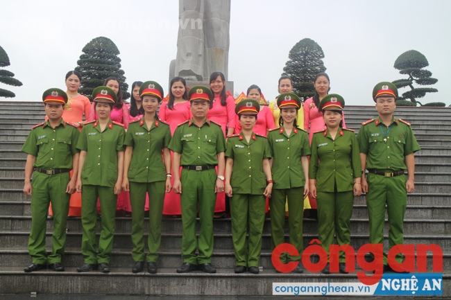 Đoàn chụp ảnh lưu niệm tại Quảng trường Hồ Chí Minh