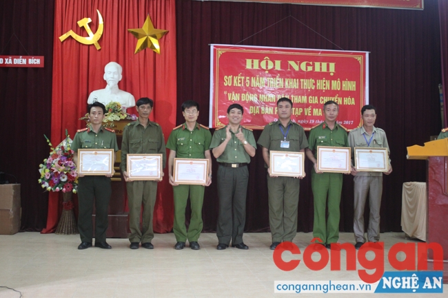 Đại tá Lê Khắc Thuyết tặng Giấy khen của Công an tỉnh cho tập thể và cá nhân có thành tích xuất sắc trong xây dựng mô hình 