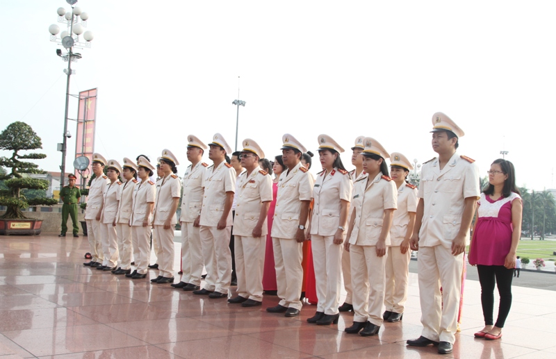 Tập thể Cấp ủy, Ban biên tập và CBCS, nhân viên báo Công an Nghệ An dâng hoa báo công lên Bác.