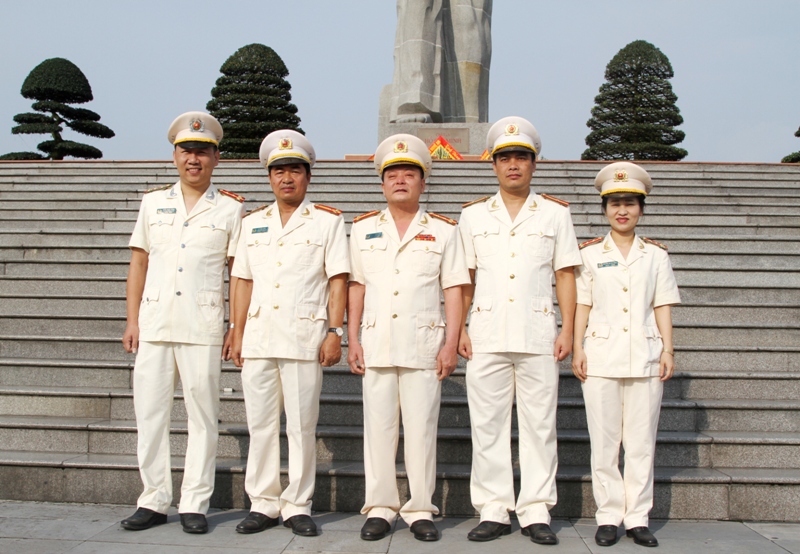 Cấp ủy, Ban biên tập báo Công an Nghệ An chụp ảnh lưu niệm.