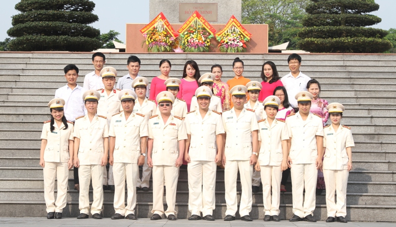 Tập thể Cấp ủy, Ban biên tập và CBCS, nhân viên báo Công an Nghệ An ngày nay.