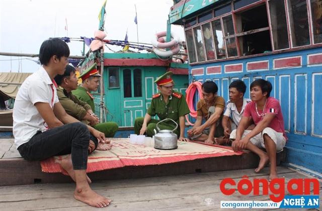 Lực lượng Công an phường thường xuyên gặp gỡ, trao đổi, vận động người dân  chấp hành nghiêm các quy định của pháp luật