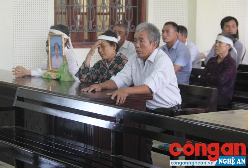 Nỗi đau để lại của vụ án hằn rõ trên nét mặt của người nhà bị hại