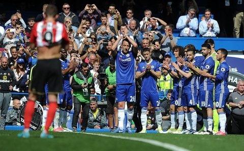 Khi đồng hồ trận đấu bước sang phút 26, cũng là số áo của đội trưởng John Terry, anh được thay ra trước sự vỗ tay tán dương từ đồng đội và các CĐV 