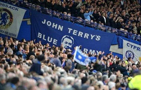 Nhiều tấm băng rôn tri ân huyền thoại của đội bóng được căng khắp khán đài sân Stamford Bridge