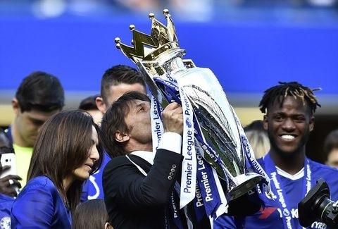 Conte hôn lên danh hiệu đầu tiên ở nước Anh
