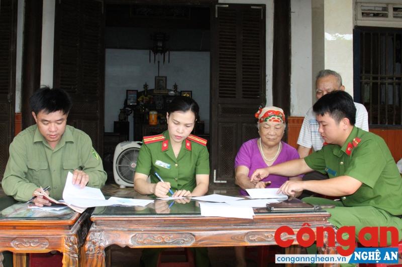 CBCS Đội Cảnh sát QLHC về TTXH xuống địa bàn làm thủ tục cấp phát CMND cho người dân